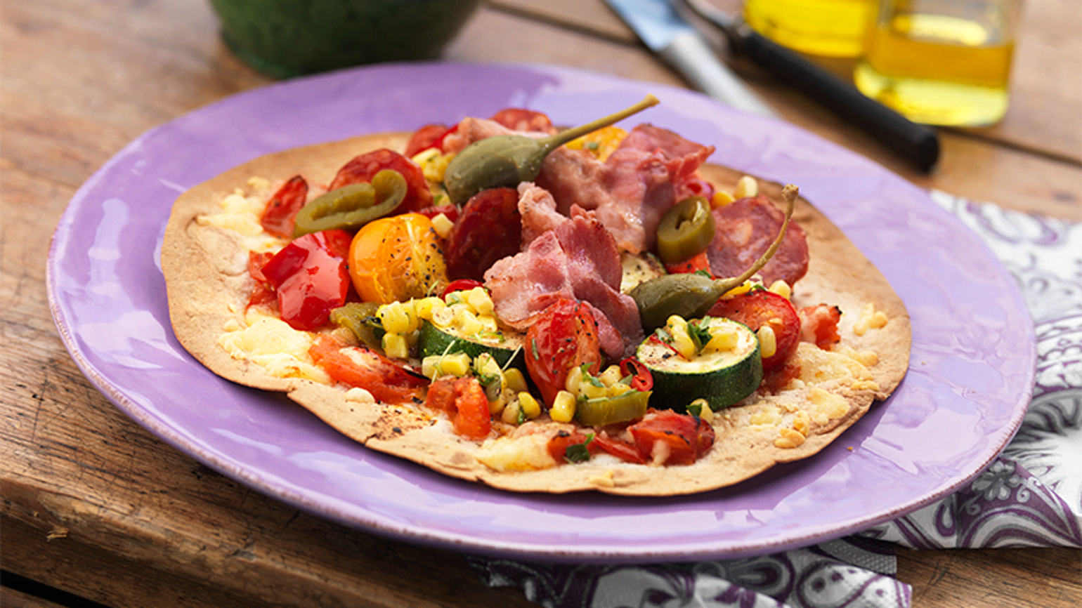 Taco pizza med chorizo, oliven og kapers